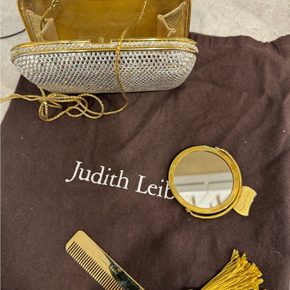 Judith Leiber cocktail bag with gold chain. Bag is in mint condition. Comb too - Picture 3 of 4